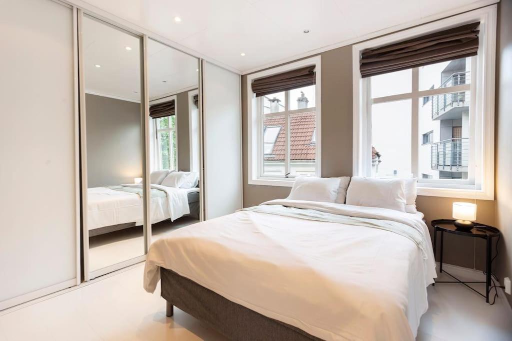 New! Modern Top Floor Apartment In Historic Area! เบอร์เกน ภายนอก รูปภาพ